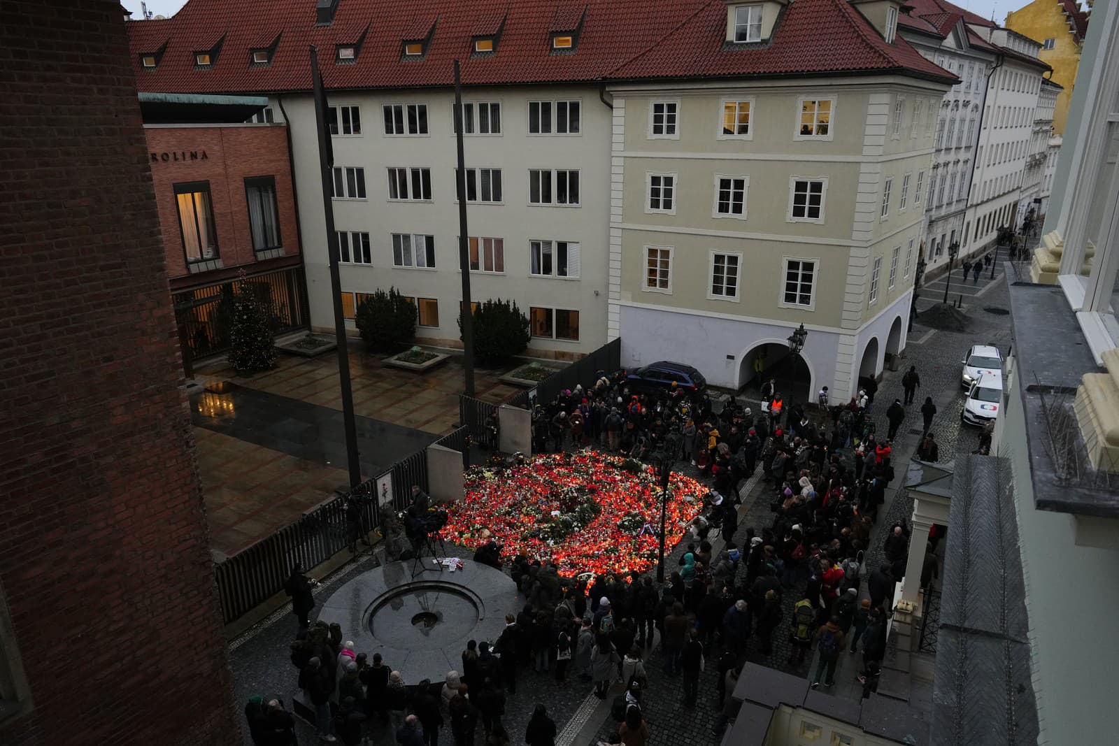 Ľudia si uctievajú pamiatku obetí streľby v Prahe