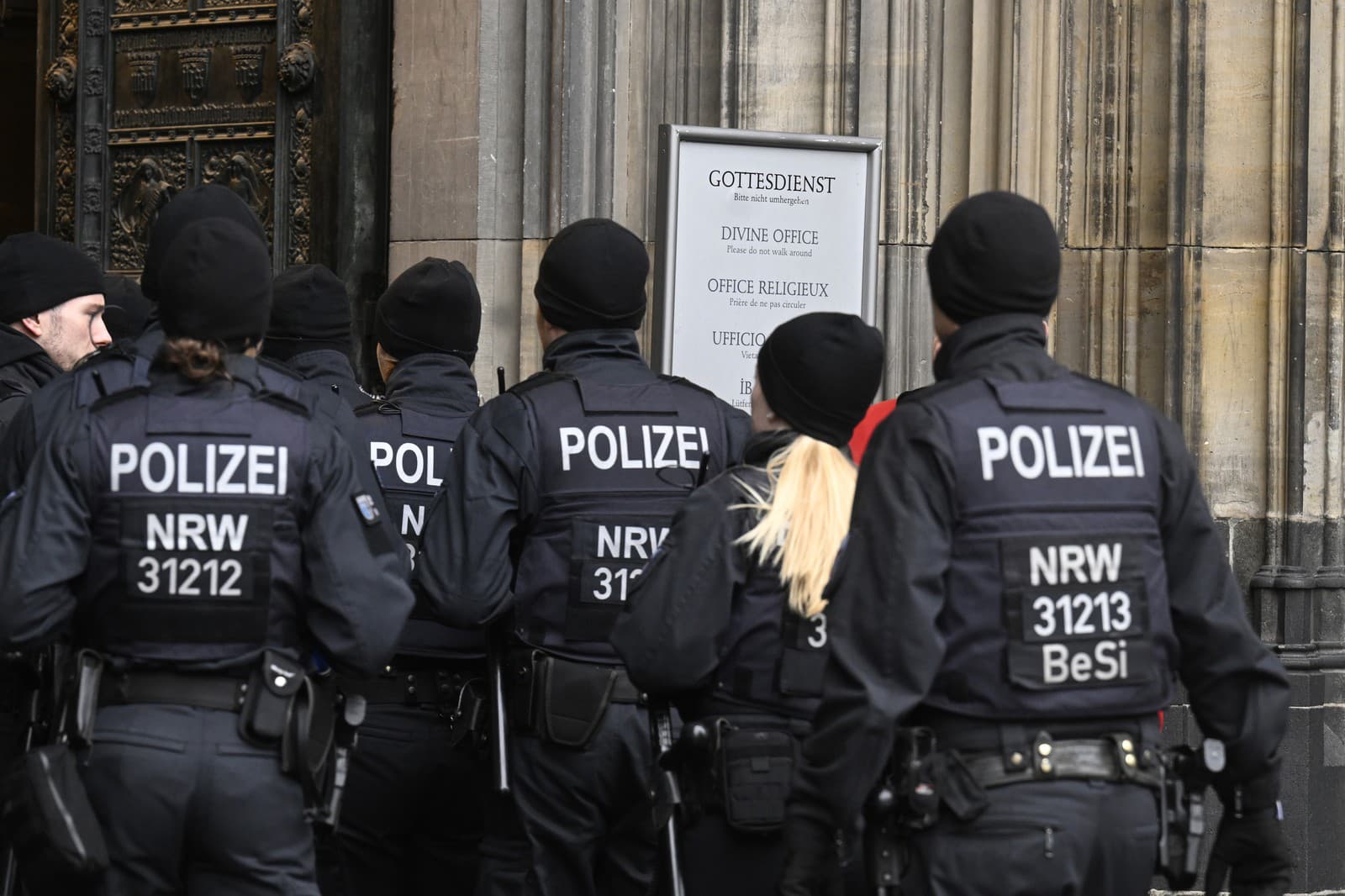 Rakúsko zadržalo osoby podozrivé