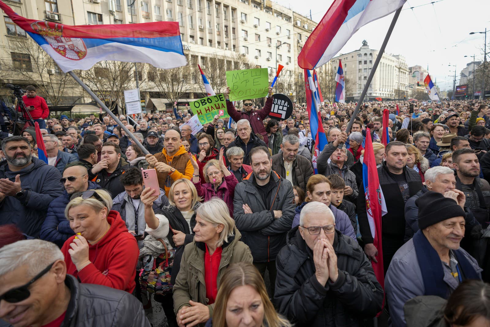 Tisíce Srbov protestovali proti údajným podvodom vo voľbách