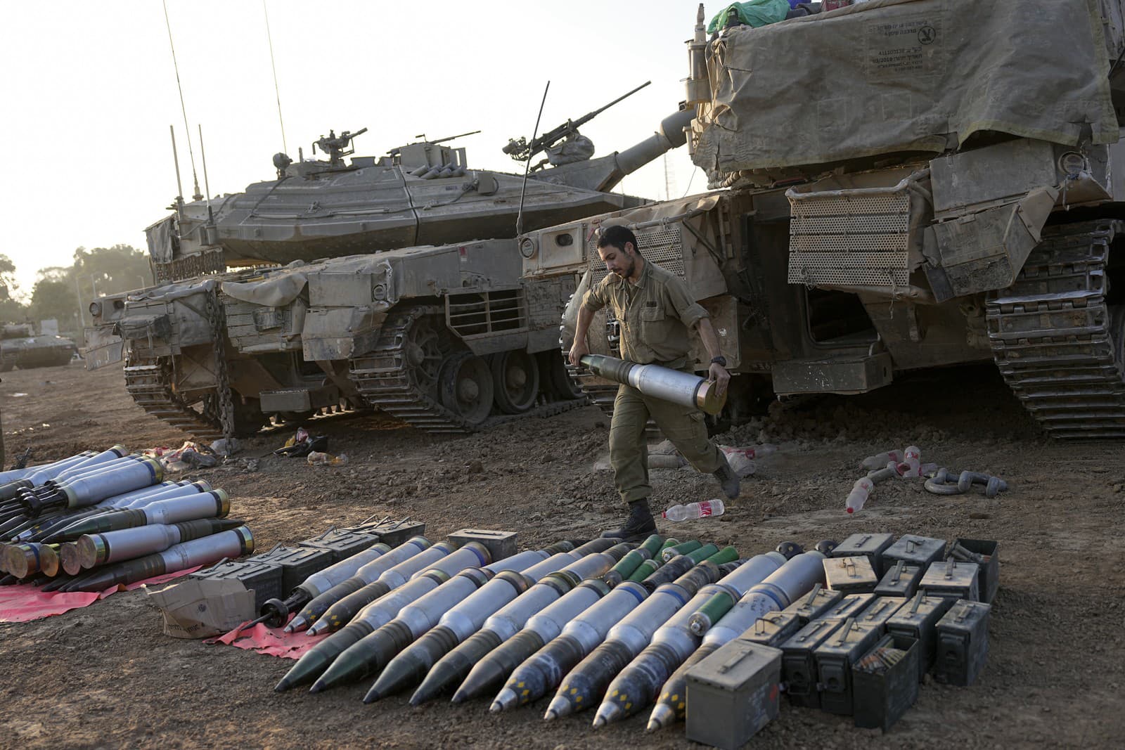 Izraelskí vojaci nakladajú granáty do tanku v odstavnej oblasti v južnom Izraeli pri hraniciach s Gazou