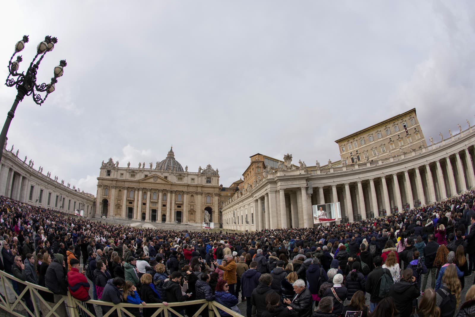 Ľudia sa zhromažďujú na Námestí svätého Petra, keď pápež František prednáša poludňajšiu modlitbu Anjel Pána