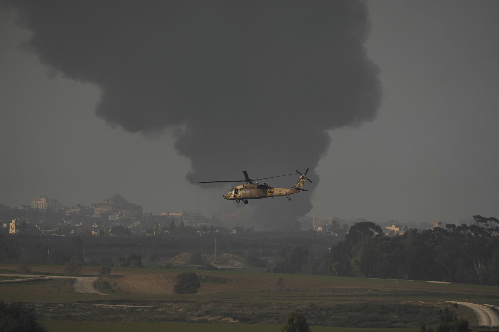 Izraelský vojenský vrtuľník letí v blízkosti hranice medzi Izraelom a Gazou, pohľad z južného Izraela, pondelok 1. januára 2024. 