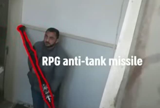 Terorista oblečený v civile drží v rukách protitankovú päsť RPG