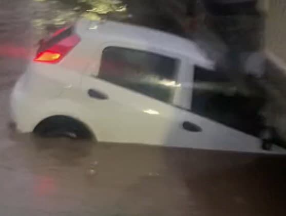 Auto s rodičmi a ich dcérou (3) uviazlo v Birminghame pod mostom pre rozsiahle povodne