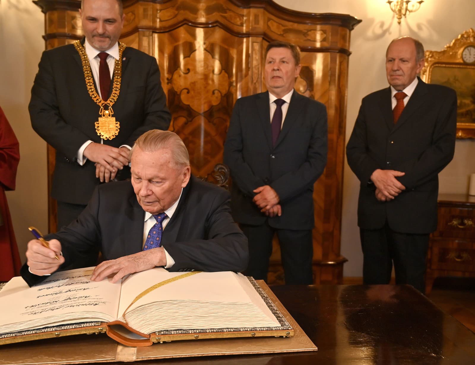 Na snímke v popredí bývalý prezident Slovenskej republiky Rudolf Schuster sa zapisuje do kroniky mesta Košice