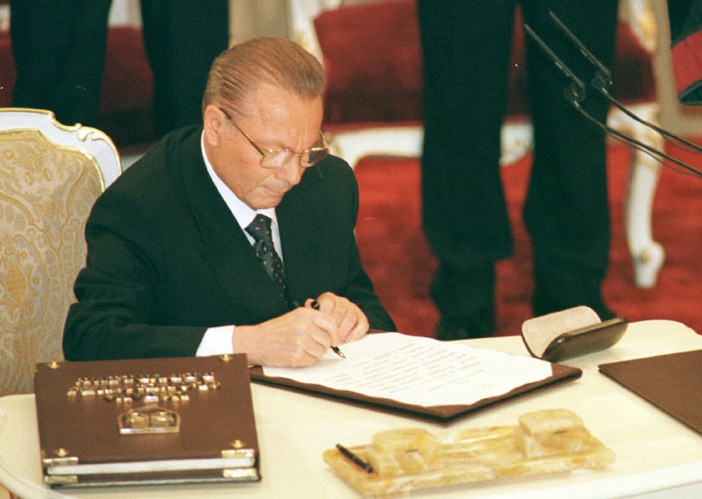 Rudolf Schuster 15. júna 1999 podpisuje sľub počas inauguračného ceremoniálu