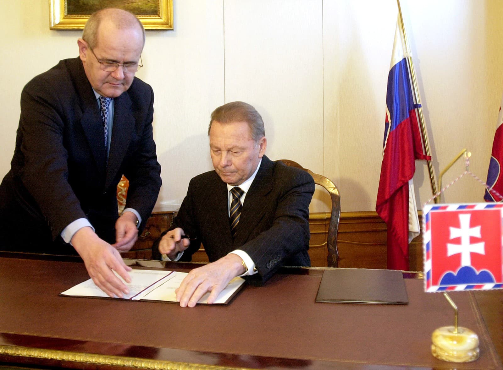 Prezident SR Rudolf Schuster 17. februára 2003 v Prezidentskom paláci v Bratislave vypísal na 16. a 17. mája referendum o vstupe SR do Európskej únie