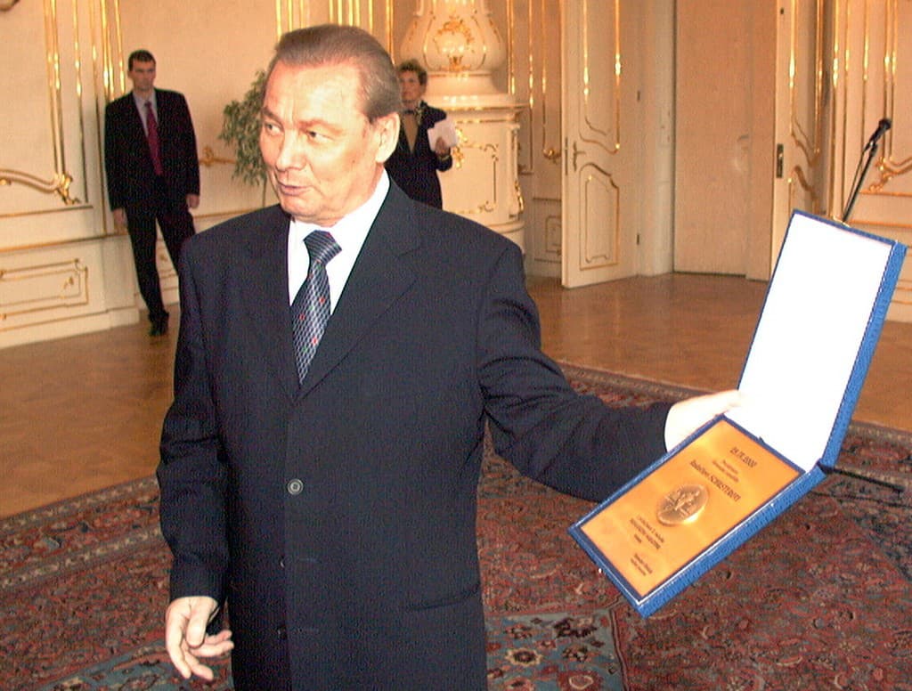Prezident SR Rudolf Schuster prevzal 27. apríla v Prezidentskom paláci v Bratislave pamätnú plaketu 10. ročníka Dunajského maratónu so zlatou medailou