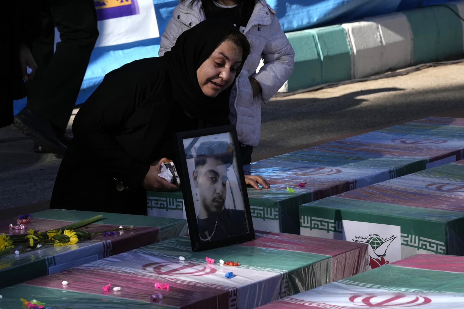 Ľudia si uctievajú obete bombového útoku v Kermáne