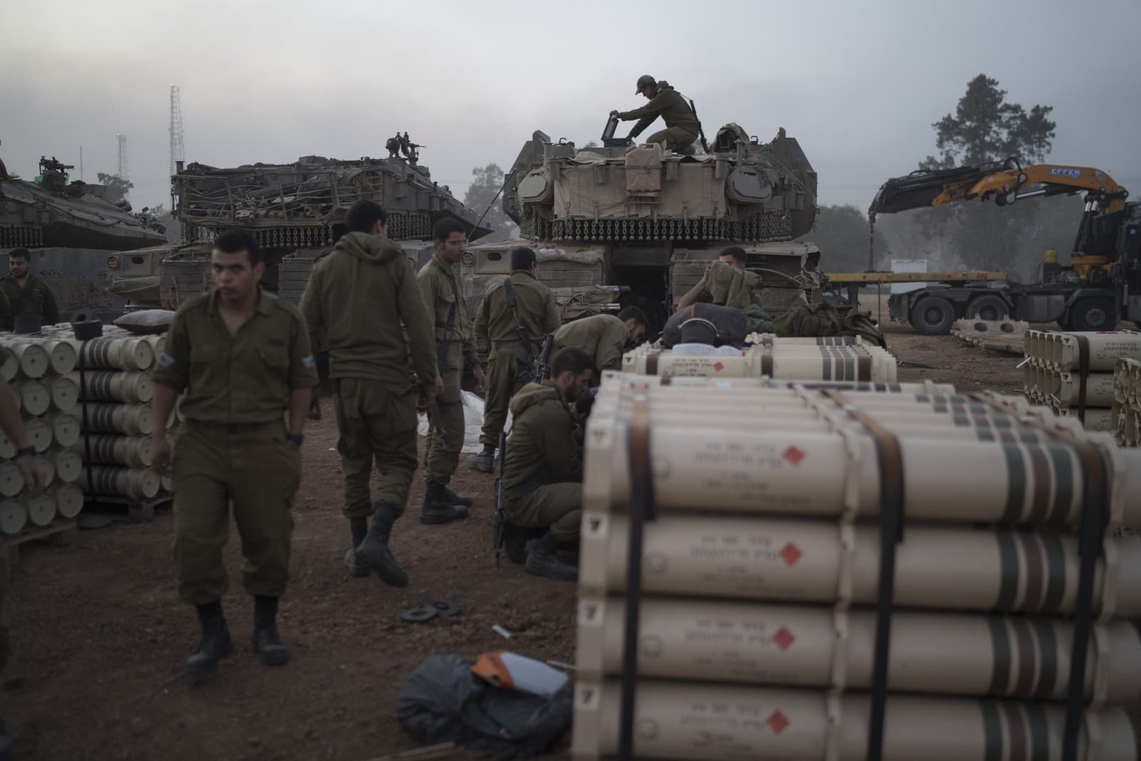 Izraelskí vojaci z delostreleckej jednotky ukladajú tankové granáty v priestore na hranici medzi Izraelom a Gazou na juhu Izraela v pondelok 1. januára 2024.
