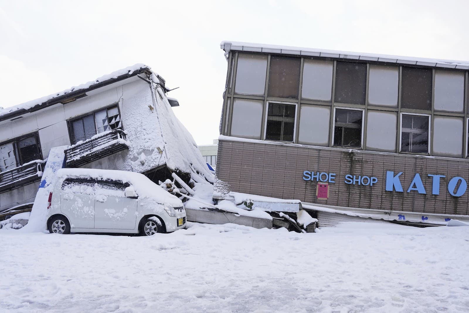 Popadané budovy sú zasypané snehom v Anamizu, prefektúra Ishikawa, pondelok 8. januára 2024. 