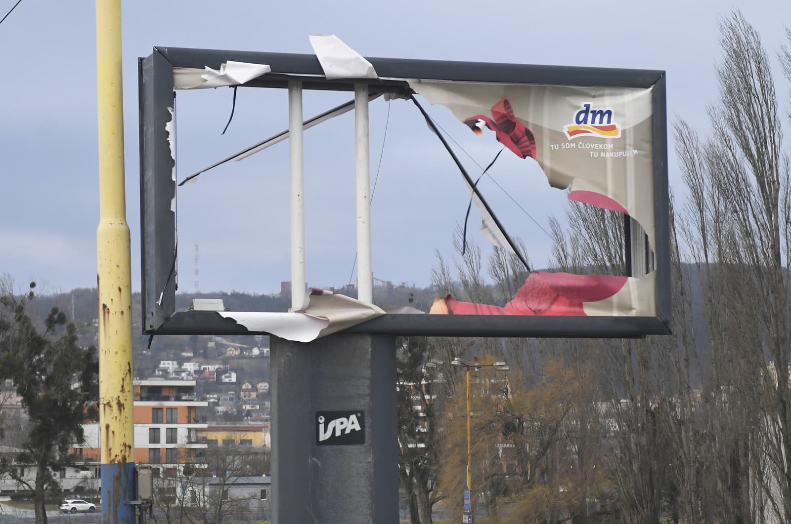 Na snímke zničený bilbord počas silného vetra v Košiciach
