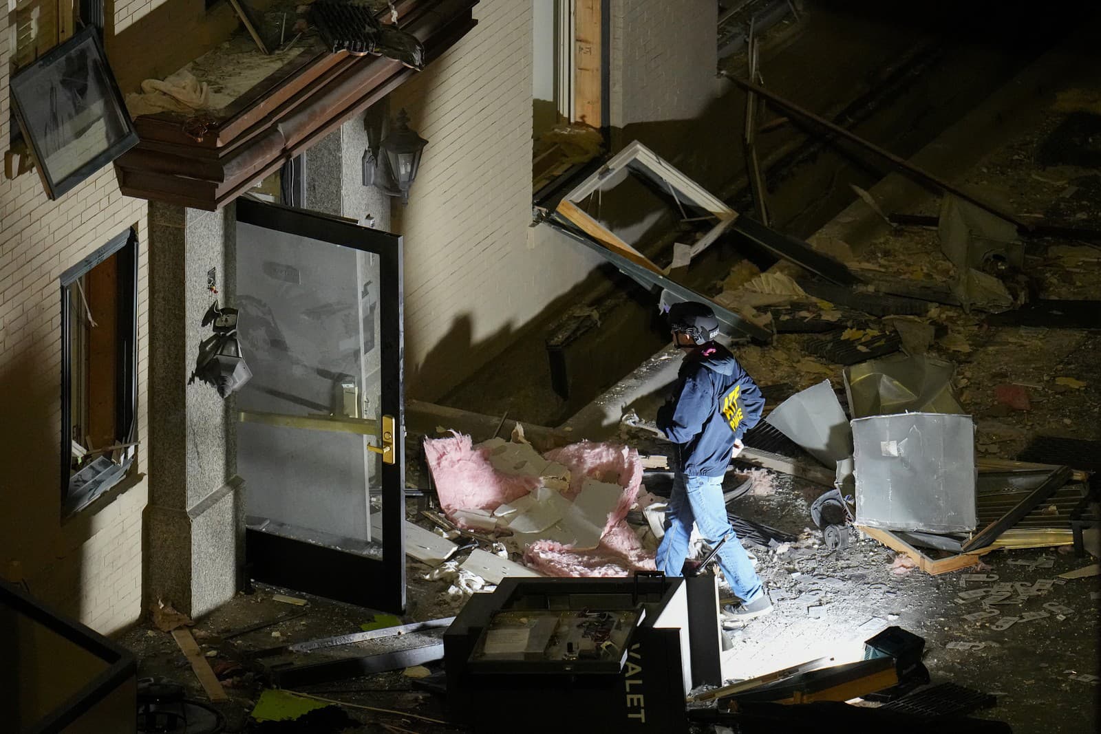 Hasiči pracujú na mieste po výbuchu v hoteli Sandman Signature v pondelok 8. januára 2024 vo Fort Worth v Texase.