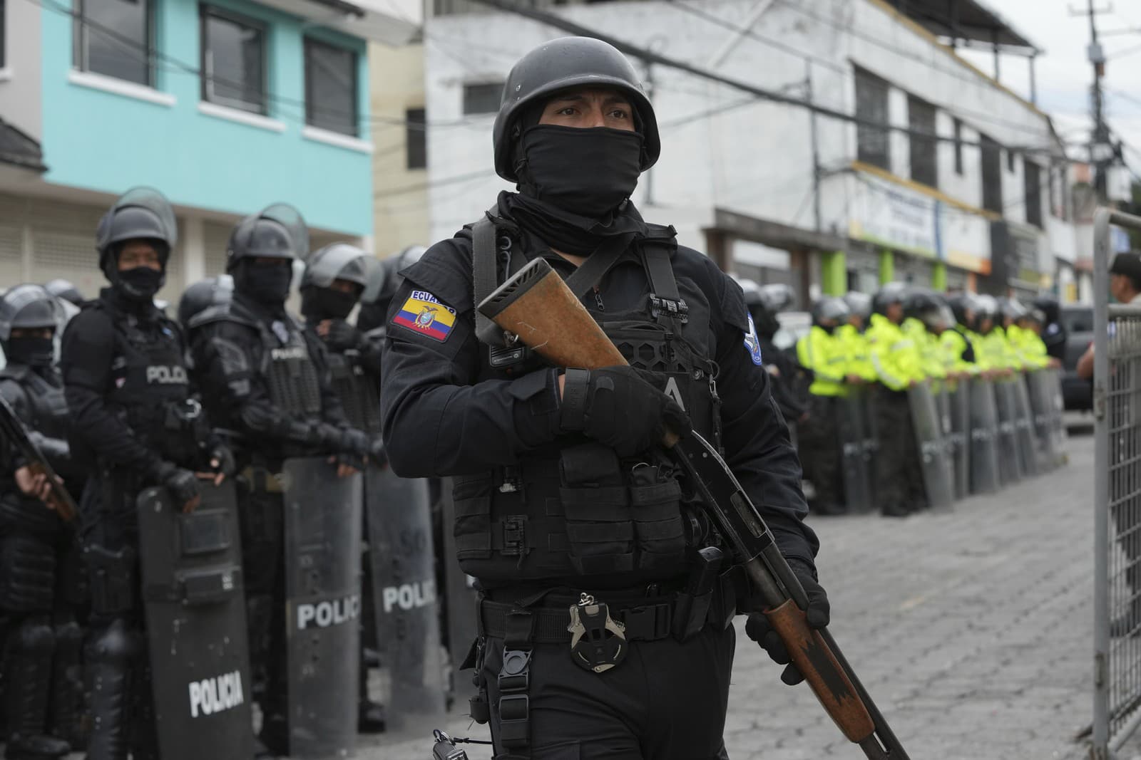 Polícia a vojaci sa pripravujú na vstup do väzenia El Inca, aby potlačili nepokoje v Quite.