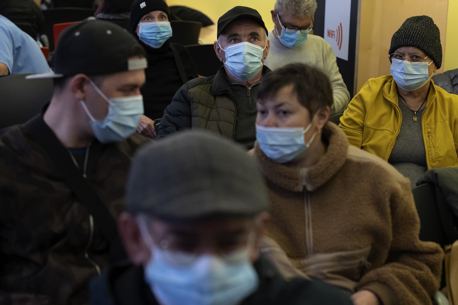 Ľudia, ktorí majú preventívne masky na tvár, chodia do nemocnice v Barcelone.