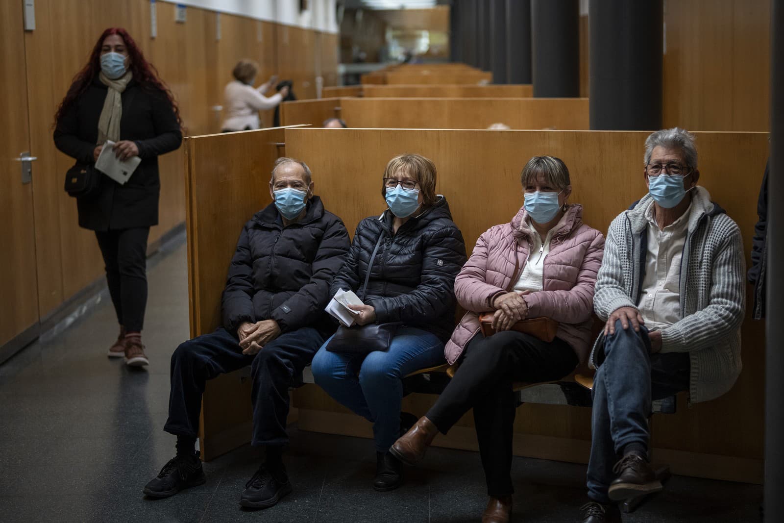 Ľudia, ktorí majú preventívne masky na tvár, chodia do nemocnice v Barcelone.