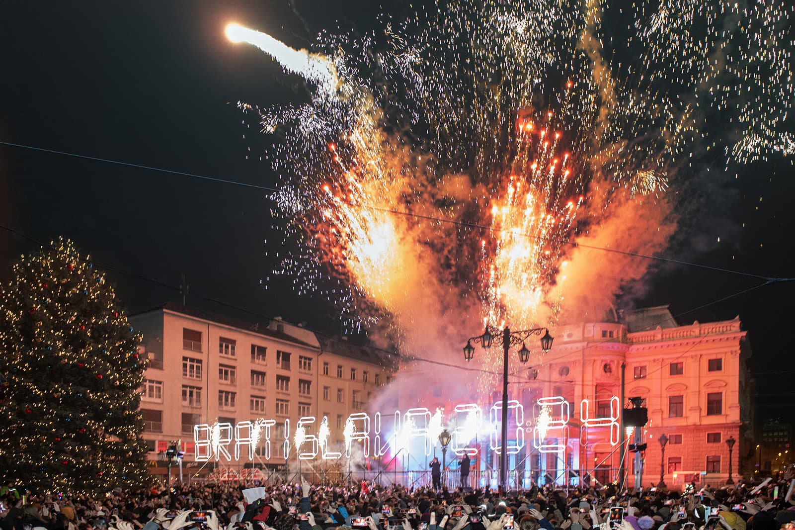 Ľudia oslavujú príchod Nového roka 2024 na Hviezdoslavovom námestí 1. januára 2024 v Bratislave