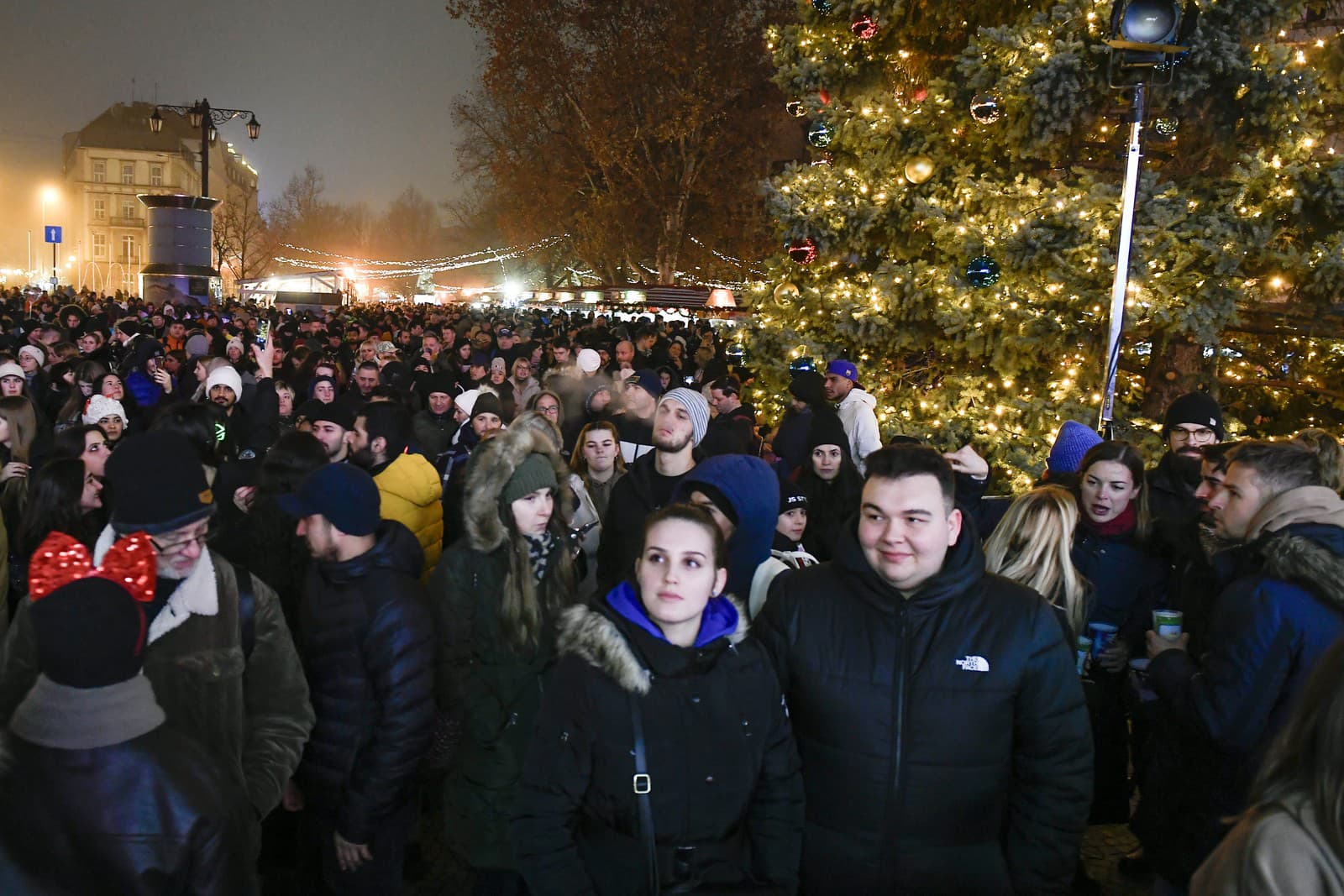 Ľudia čakajú na príchod Nového roka 2024 na Hviezdoslavovom námestí v Bratislave