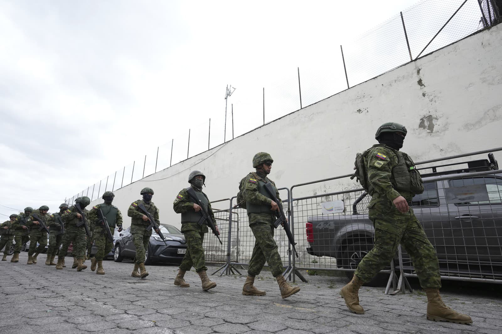 Policajti a vojaci sa pripravujú na vstup do väznice El Inca