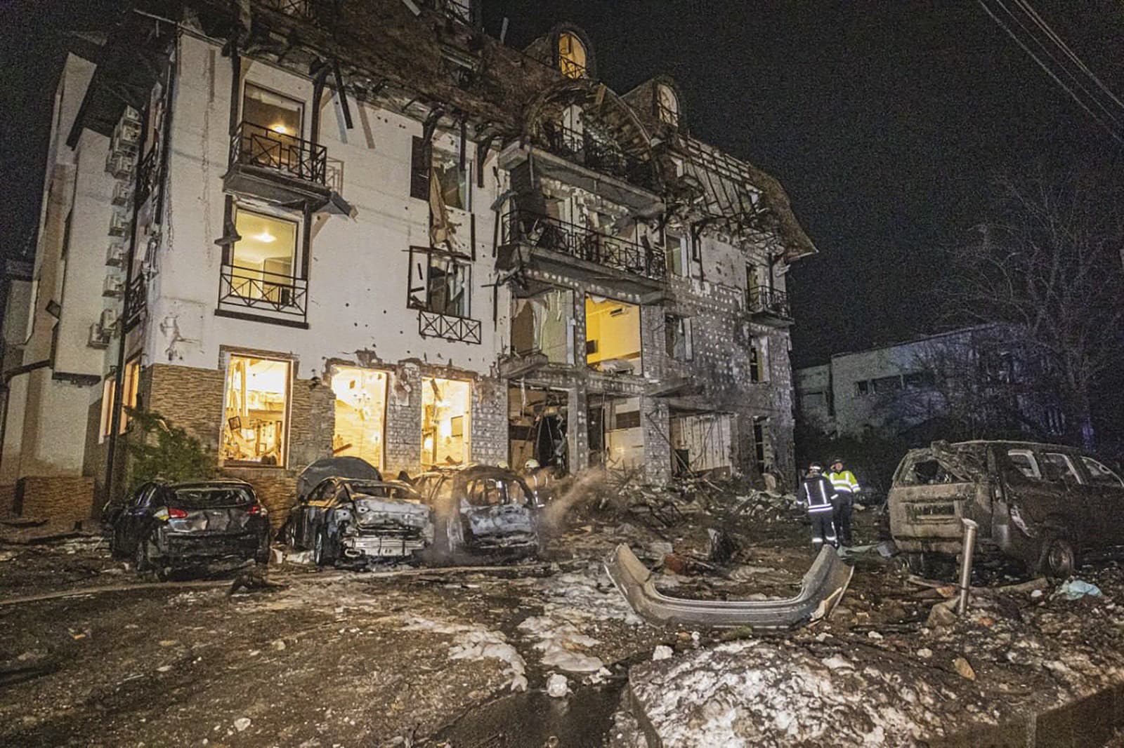 Hasiči zasahujú po ruskom raketovom útoku, ktorý zasiahol hotel v centre ukrajinského mesta Charkov