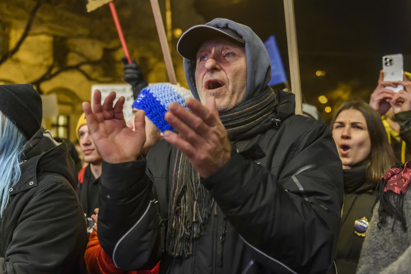Ľudia počas protestného zhromaždenia hnutia Progresívne Slovensko (PS), strany Sloboda a Solidarita (SaS) a Kresťanskodemokratického hnutia (KDH) proti návrhu trestného zákona, ktorý obsahuje aj zrušenie Úradu špeciálnej prokuratúry, 11. januára 2024 na Námestí SNP v Bratislave.