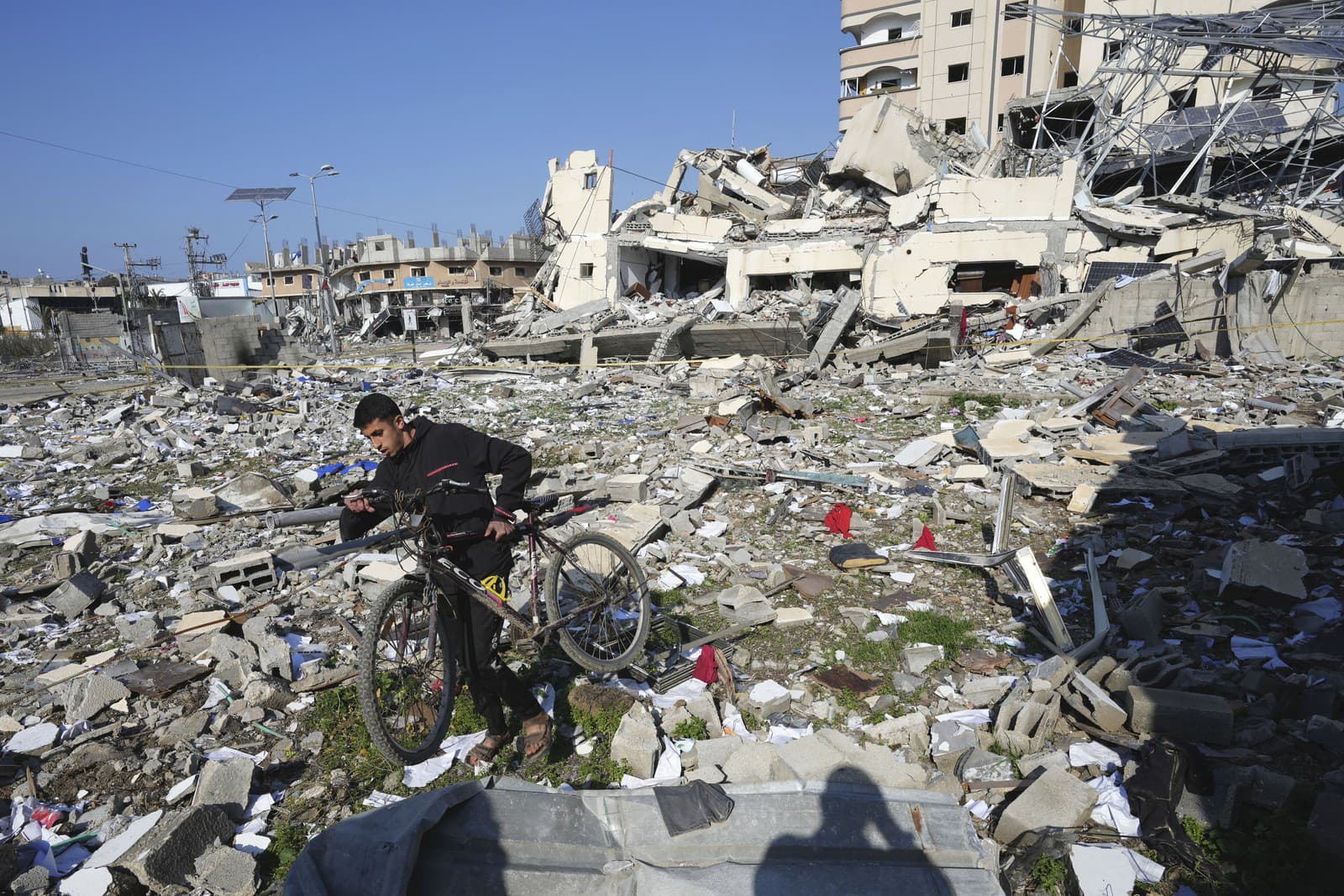 Palestínčan prechádza zničeným izraelským bombardovaním v utečeneckom tábore Nusseirat v pásme Gazy v utorok 16. januára 2024.