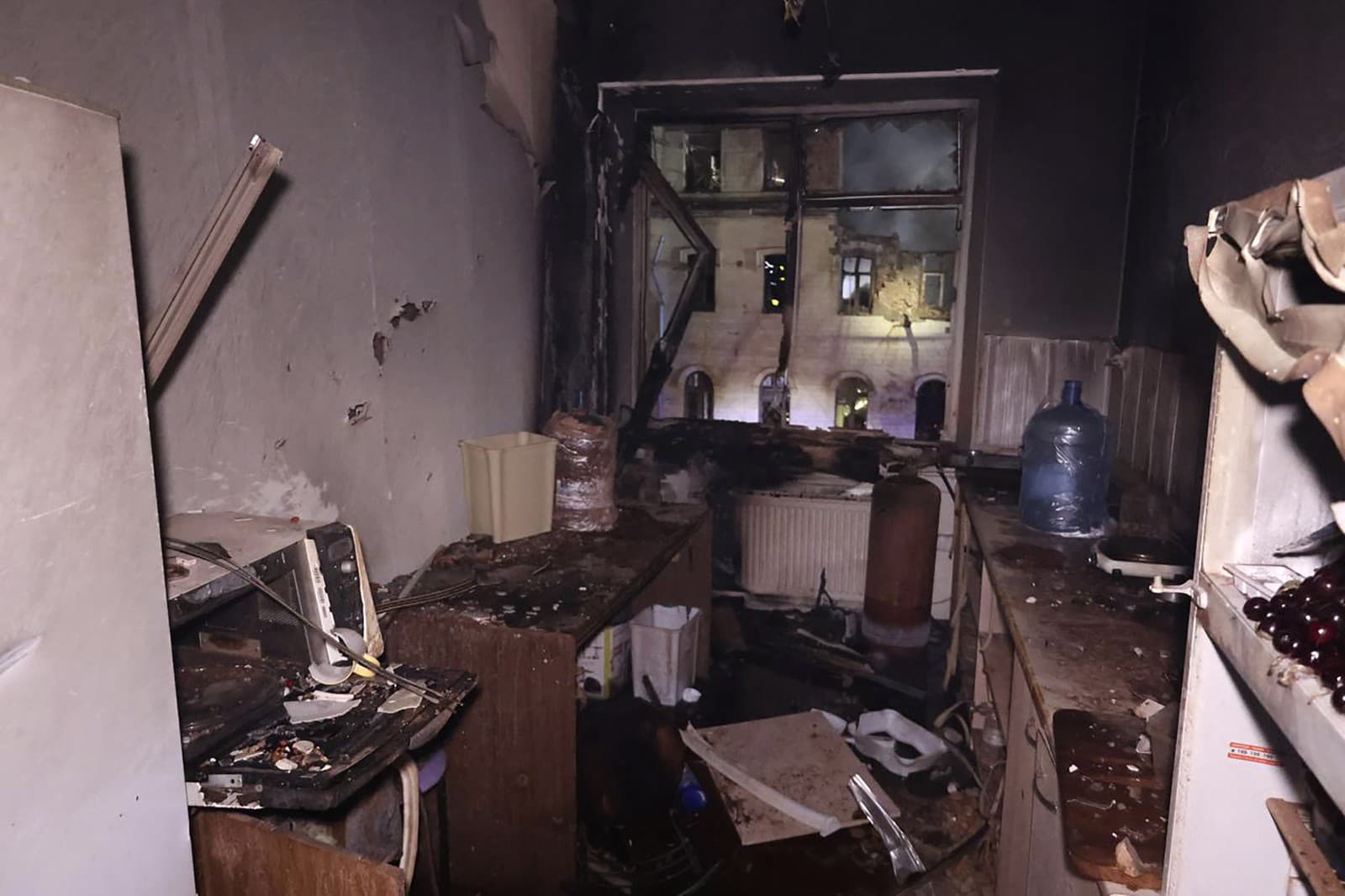 Na snímke kuchyňa v poškodenej obytnej budove po ruskom raketovom útoku v Charkove 17. januára 2024.