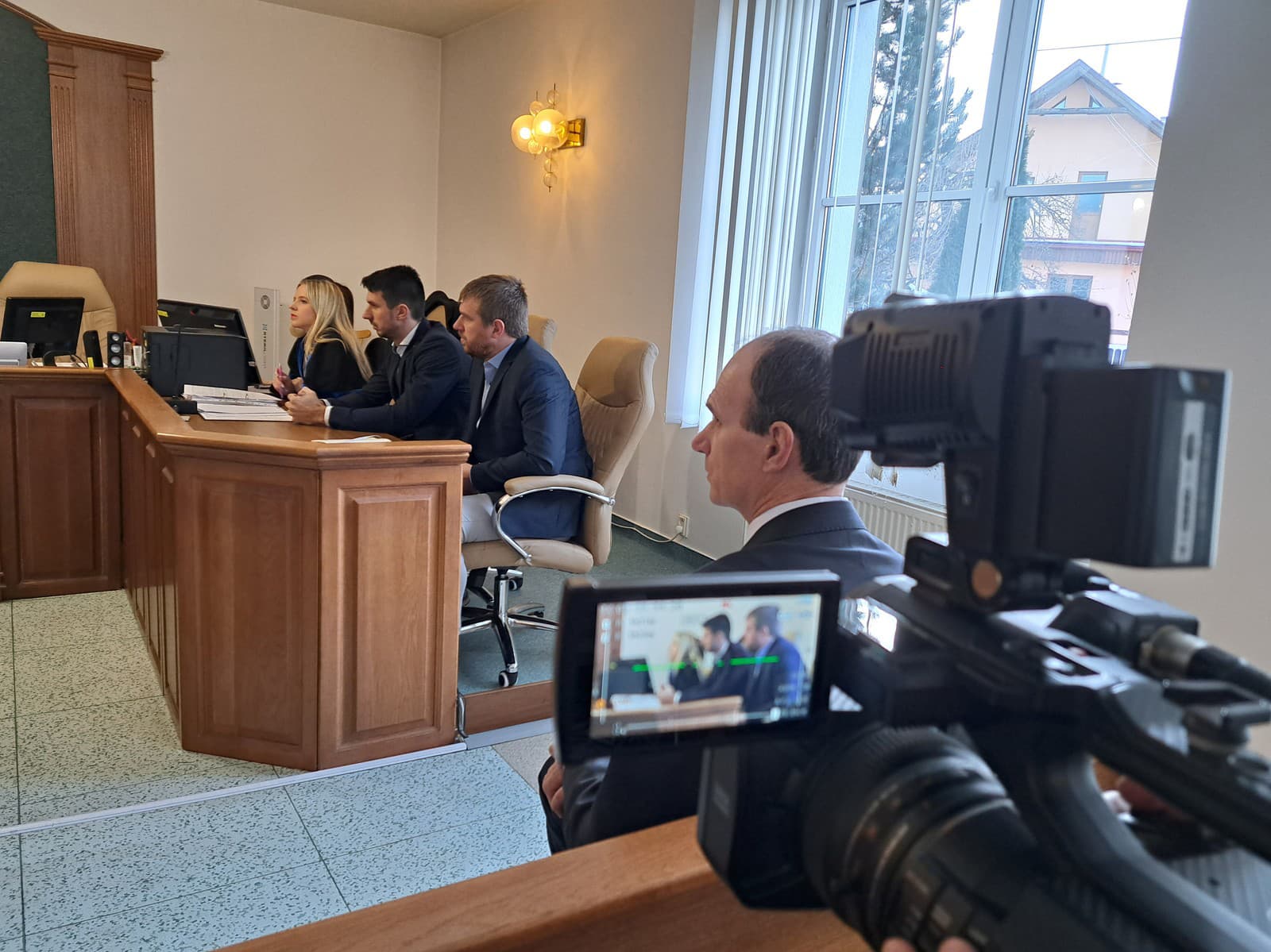 Na snímke vpravo pod kamerou Štefan Kuffa, za stolom sprava Filip Kuffa, Gregor Kuffa a právna zástupkyňa obžalovaných Natália Trubanová