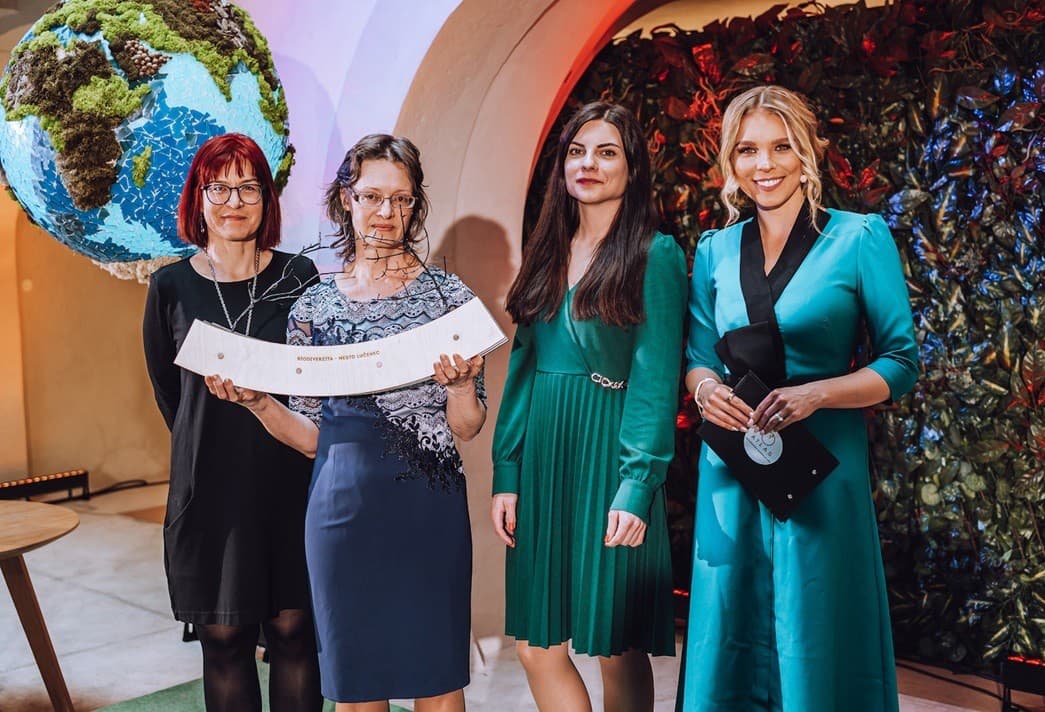 Minulý rok si jednu z cien Atlas prevzali aj zástupkyne mesta Lučenec za projekt revitalizácie mestských ovocných sadov. 