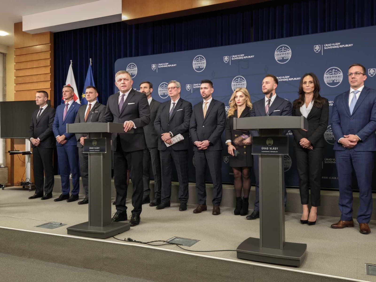 Premiér Robert Fico a jeho ministri
