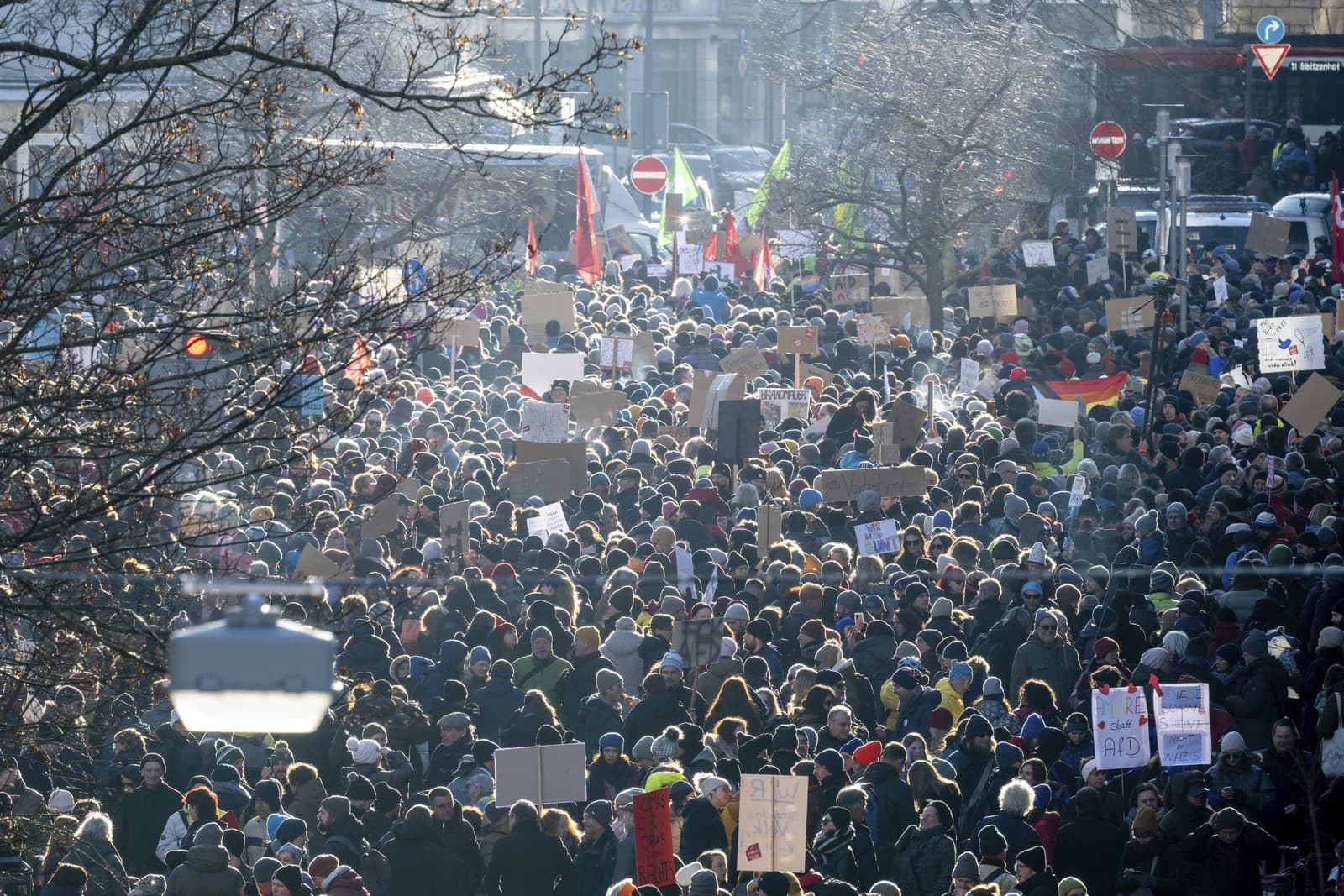 V Nemecko sa protestov zúčastnilo viac ako 100-tisíc ľudí.