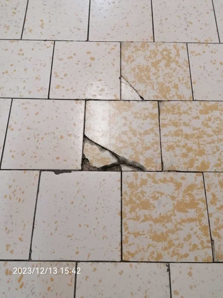 Poškodená podlaha v sklade potravín na jednej z prevádzok v Humennom
