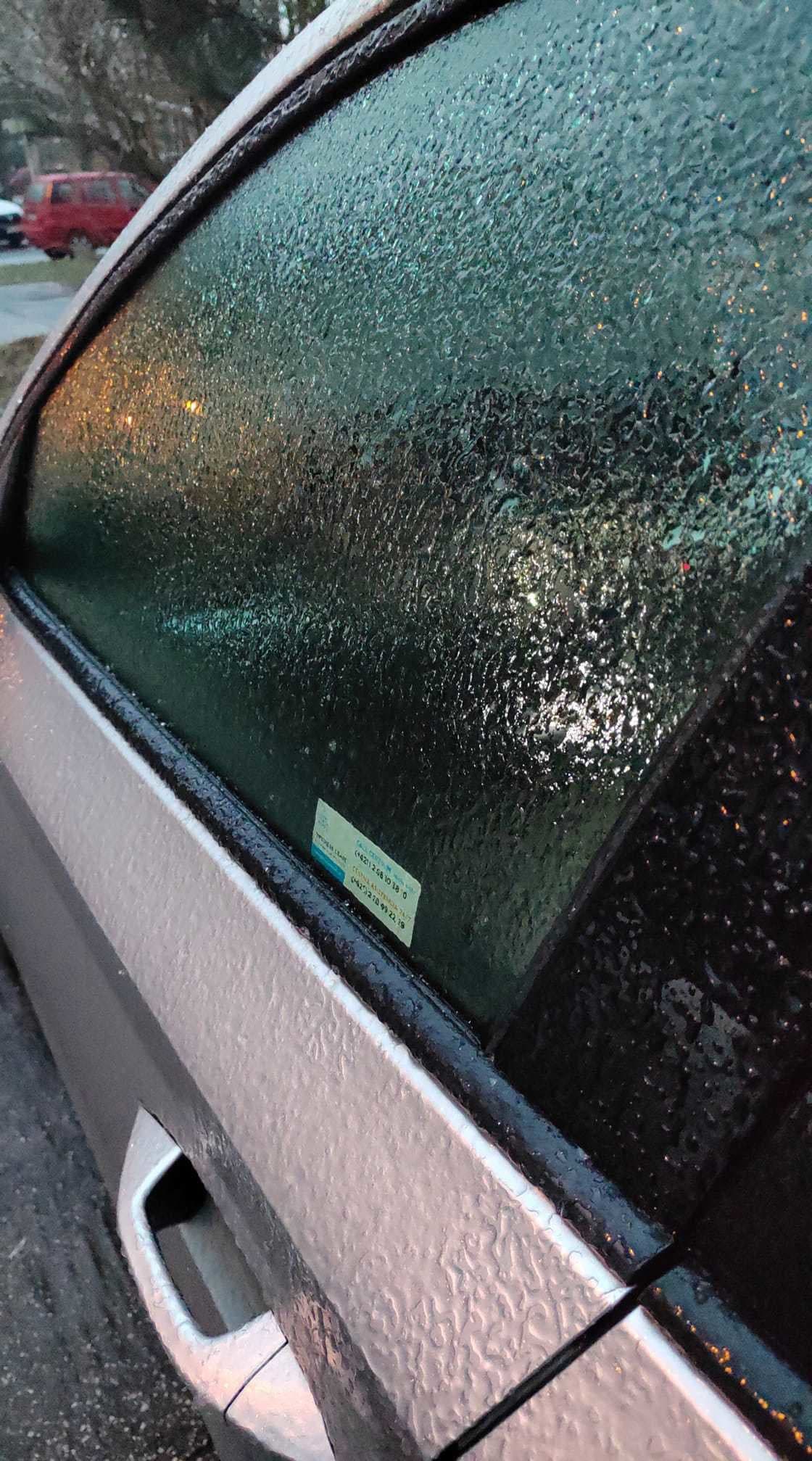 Súvislá vrstva ľadu v Bratislave na autách
