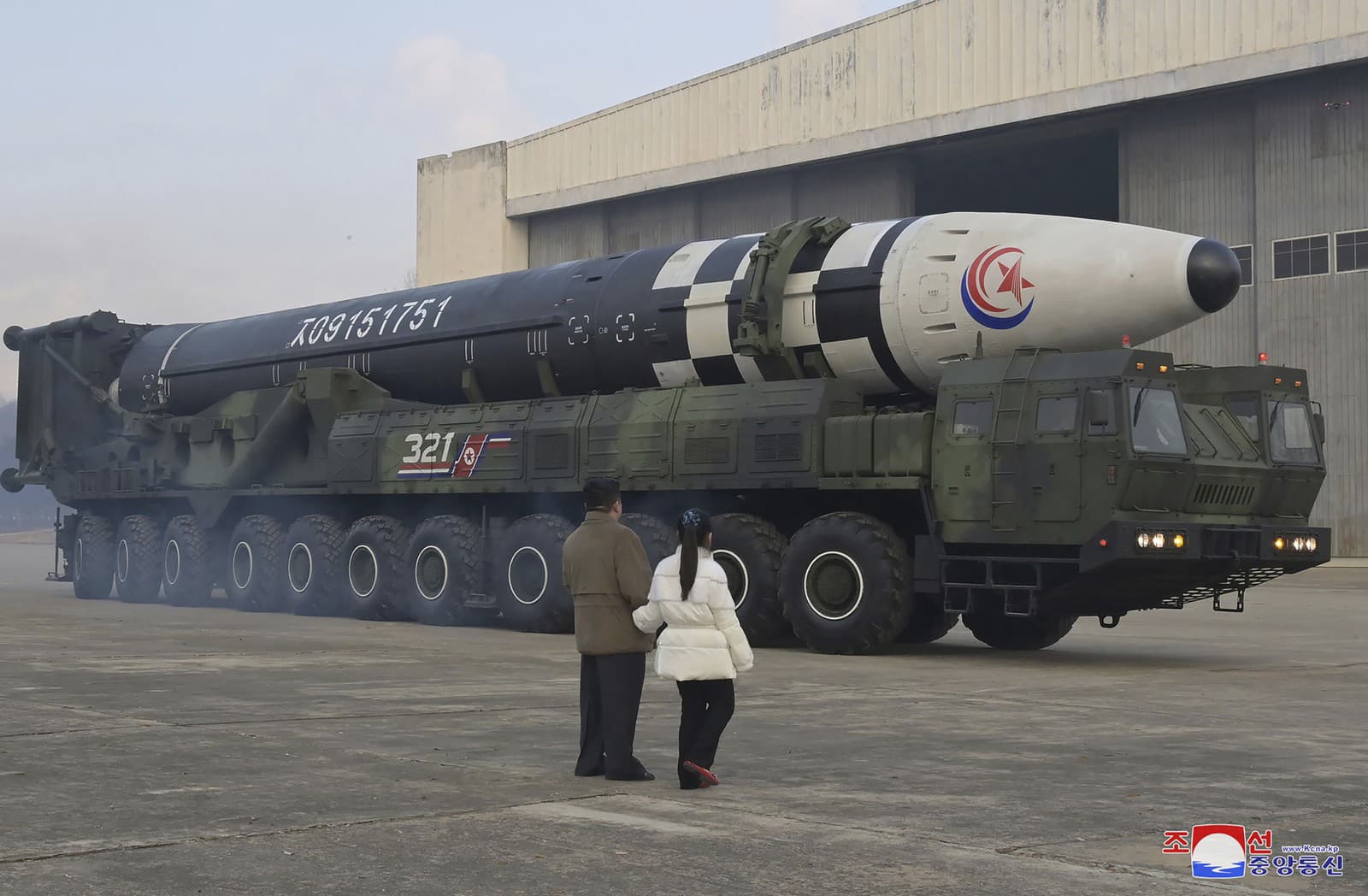 Kim Čong-un na teste jadrovej strely spolu so svojou dcérou Ju Ae.