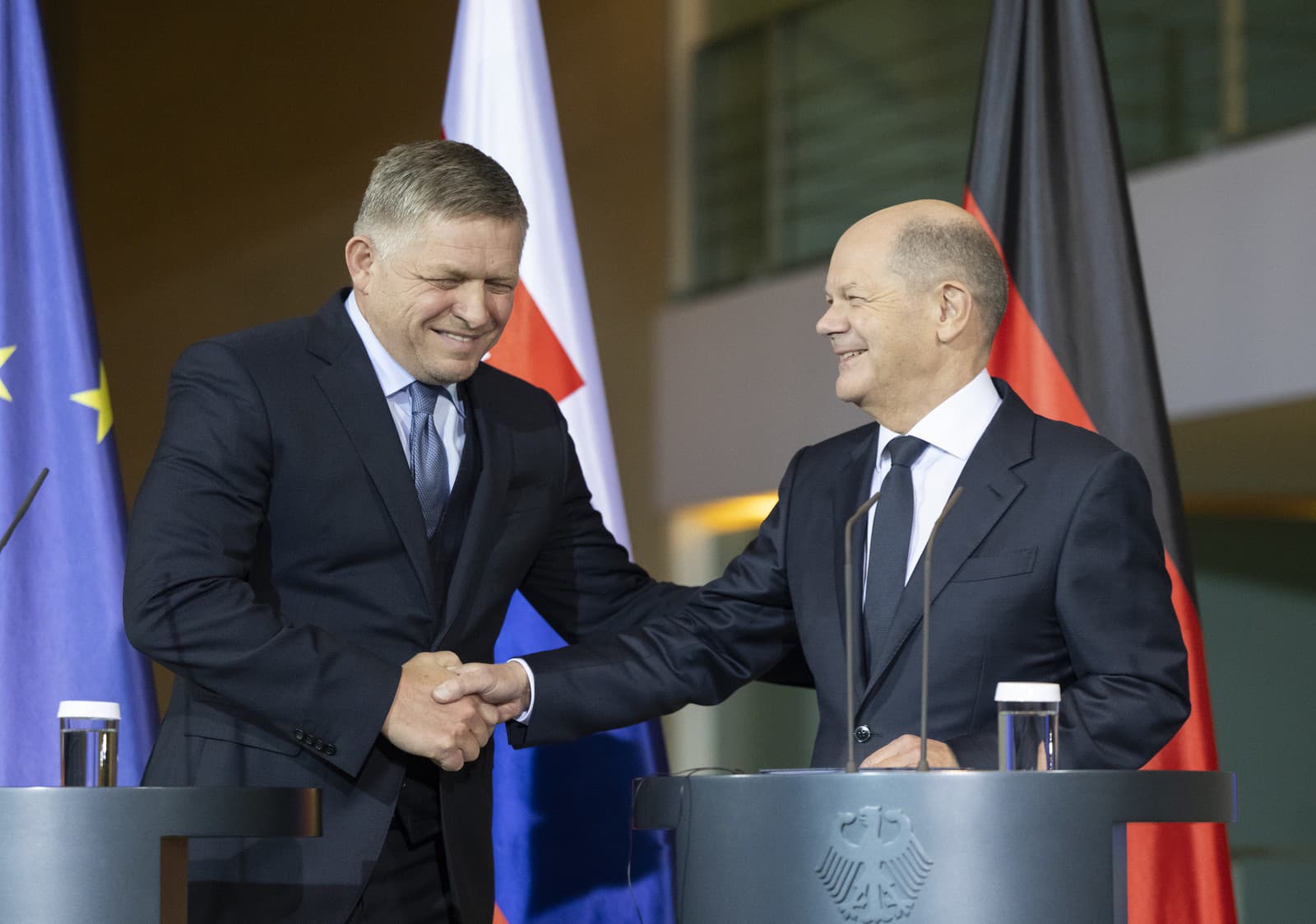 Nemecký kancelár Olaf Scholz a predseda vlády SR Robert Fico