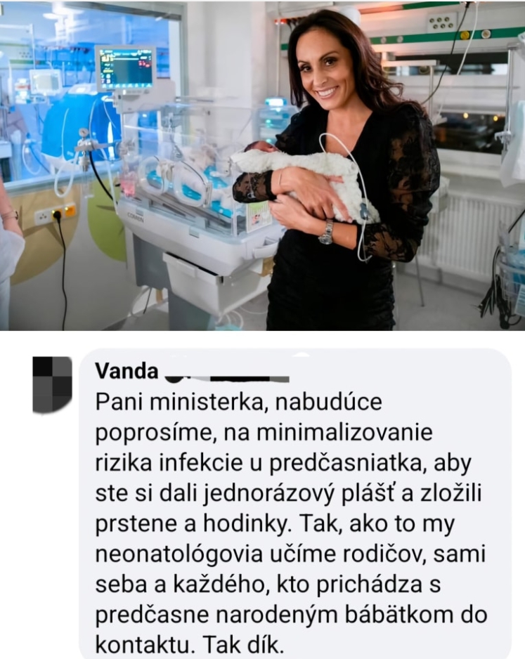 Ministerka zdravotníctva drží v rukách predčasne narodené dieťa bez ochranného odevu alebo rúška