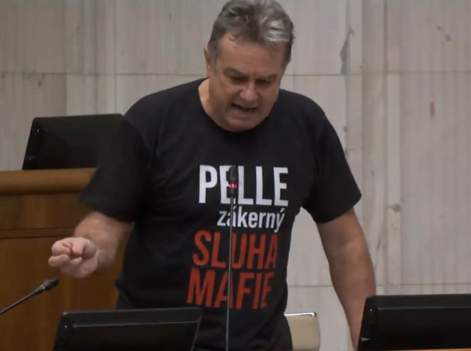 Poslanec Jozef Pročko v piatok počas prejavu v NR SR, na sebe mal tričko s nápisom 