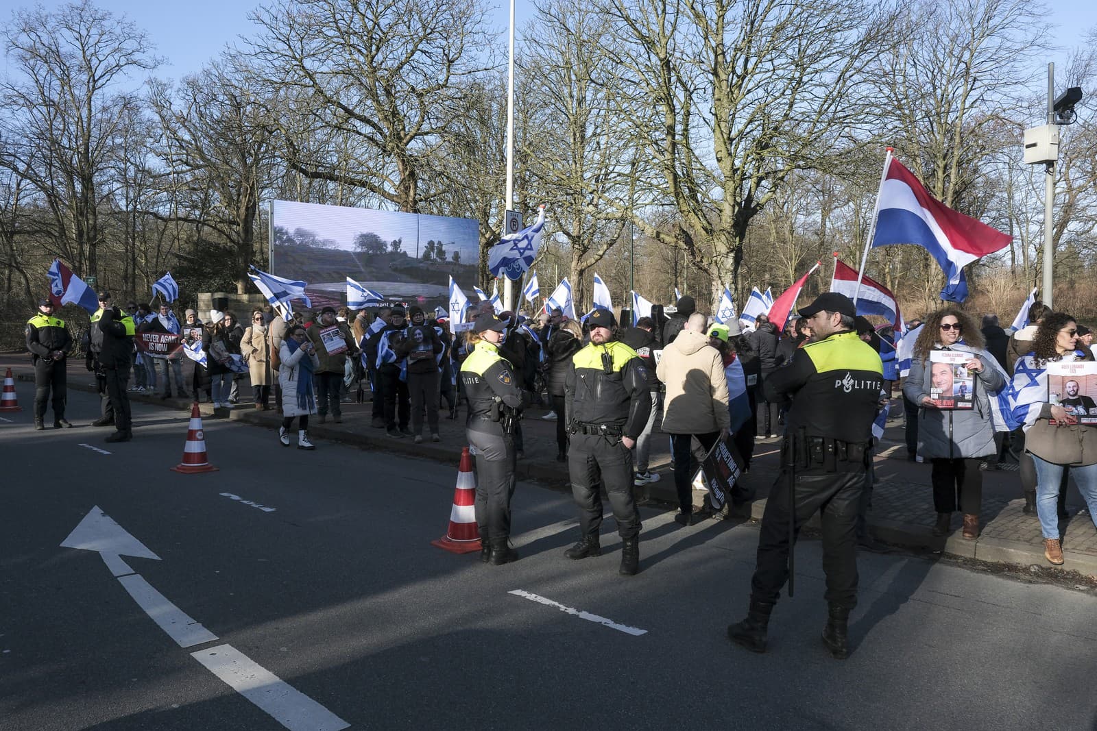 Proizraelskí aktivisti sa zhromažďujú pri Medzinárodnom súdnom dvore (MSD) v holandskom Haagu v piatok 26. januára 2024.