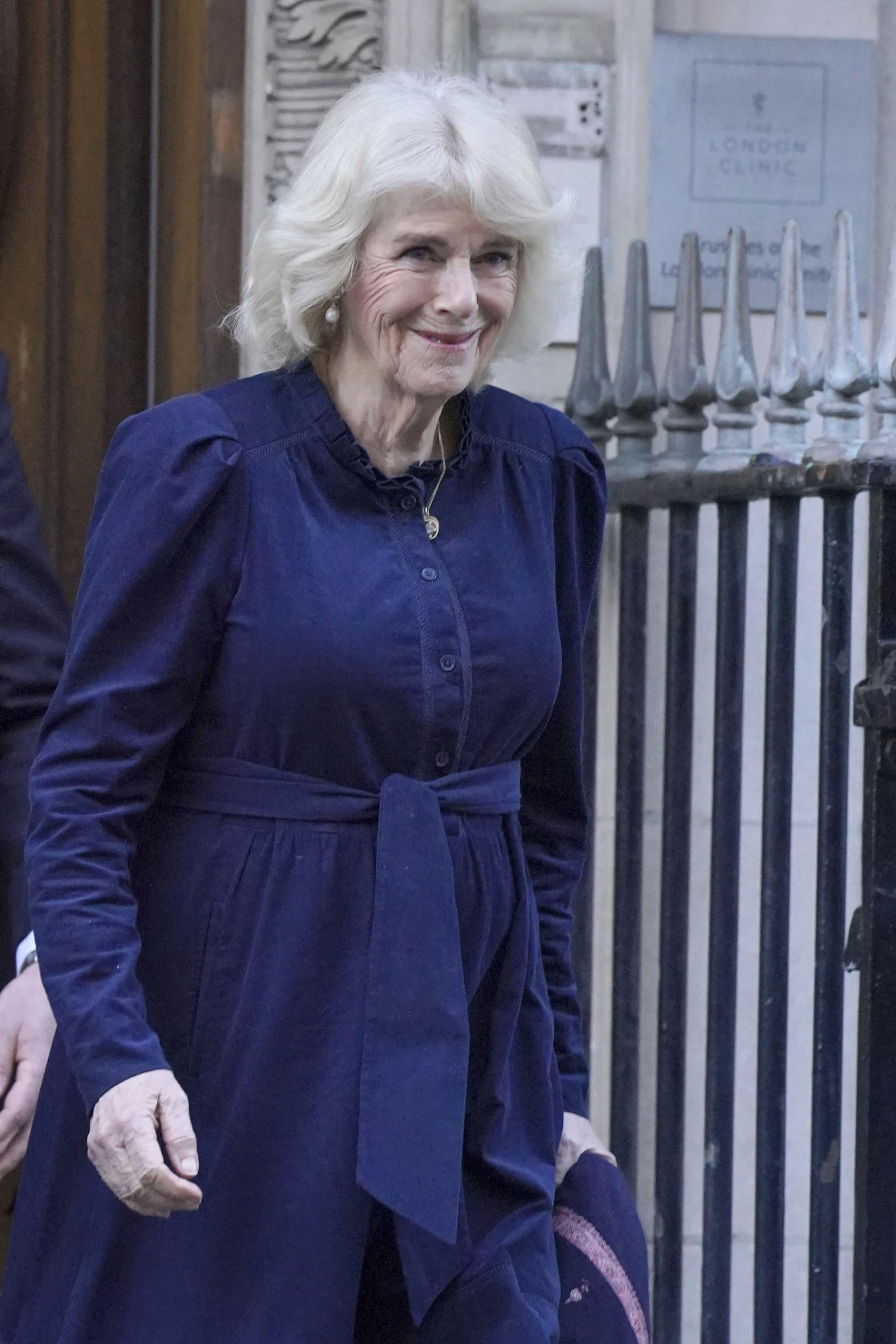 Britská kráľovná Camilla odchádza z londýnskej kliniky v centre Londýna