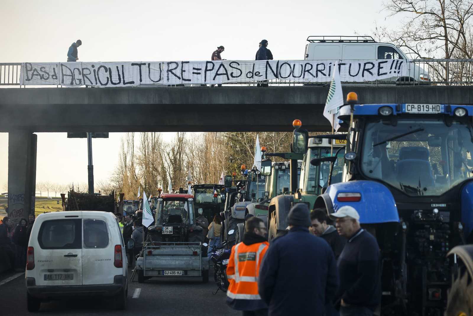 Francúzski poľnohospodári protestujú na cestách okolo Paríža