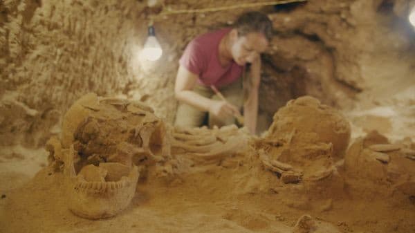 Archeologička Linda Chaponová vykopáva ľudské pozostatky v Taposiris Magna