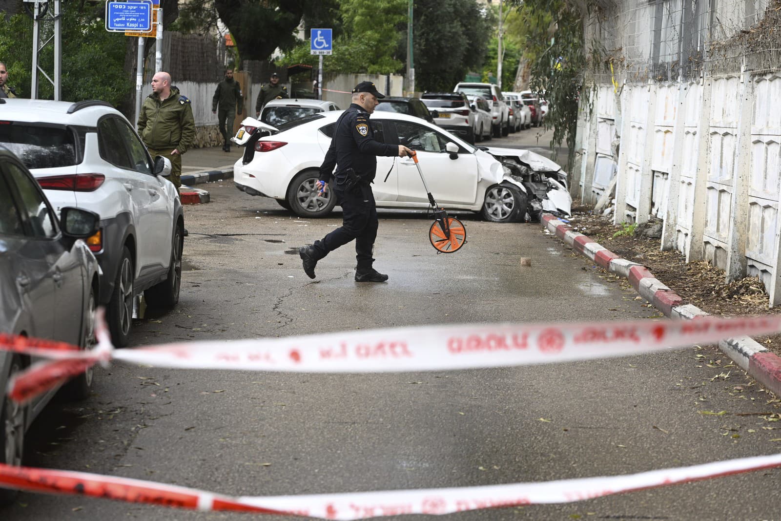 Izraelská polícia skúma miesto útoku autom v izraelskej Haife v pondelok 29. januára 2024. 