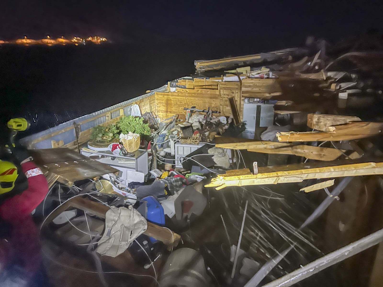 Na snímke, ktorú poskytol Hasičský a záchranný zbor mesta Tromso v pondelok 29. januára 2024, sú odfúknuté časti strechy budovy po búrke v nórskom meste Kvaloya. 