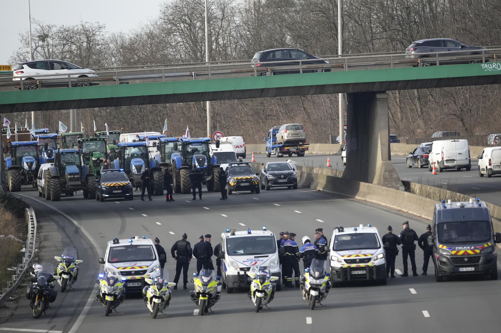 Francúzski poľnohospodári blokujú diaľnicu v meste Argenteuil, severne od Paríža v pondelok 29. januára 2024.