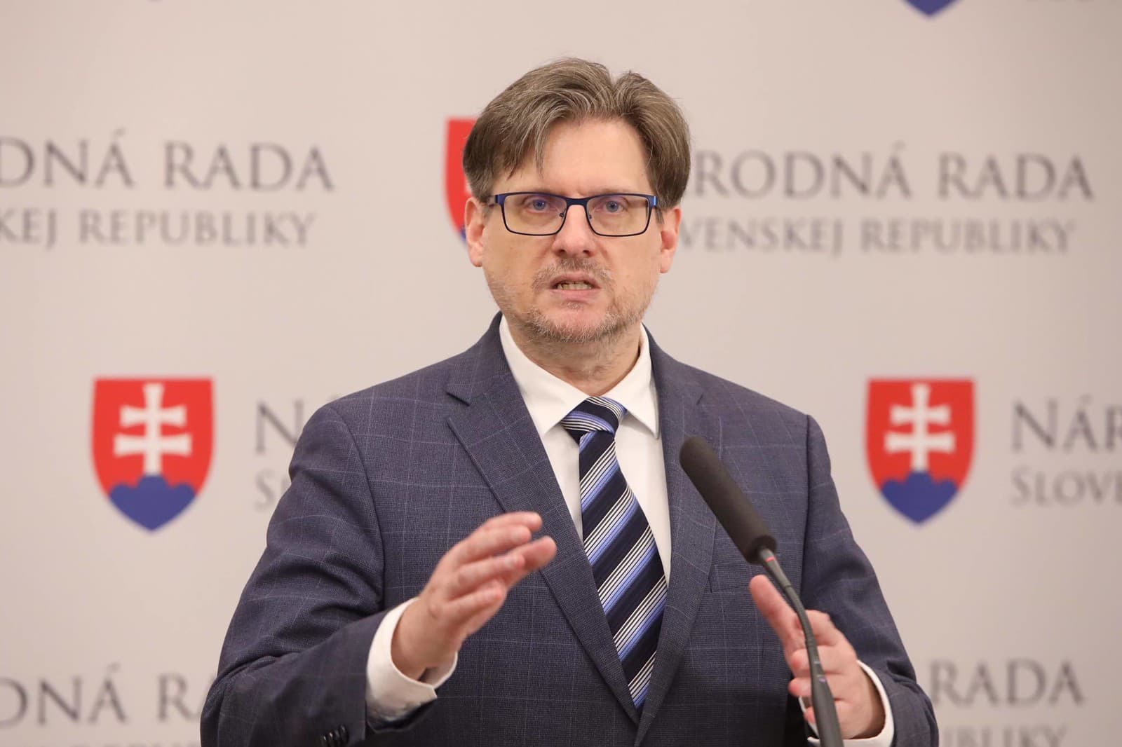 Opozičné strany kritizujú prístup