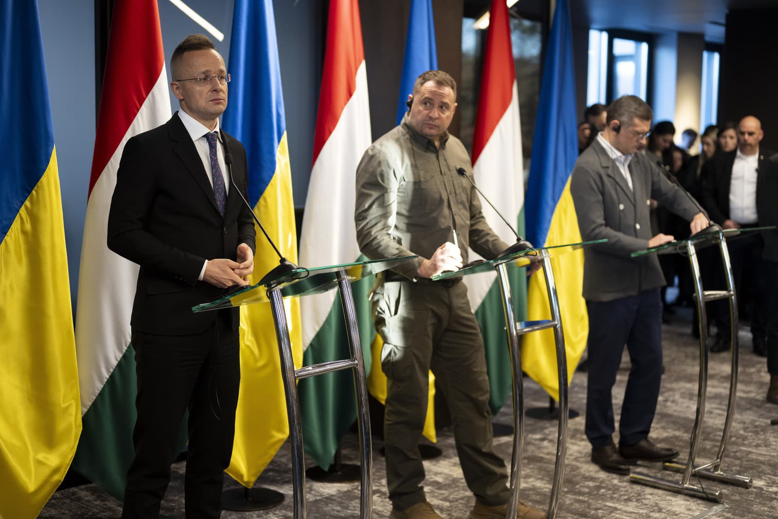 Maďarský minister zahraničných vecí Peter Szijjarto (vľavo) na tlačovej konferencii so svojím ukrajinským kolegom Dmytrom Kulebom (vpravo) a vedúcim ukrajinskej prezidentskej kancelárie Andrijom Jermakom v Kamianycii.
