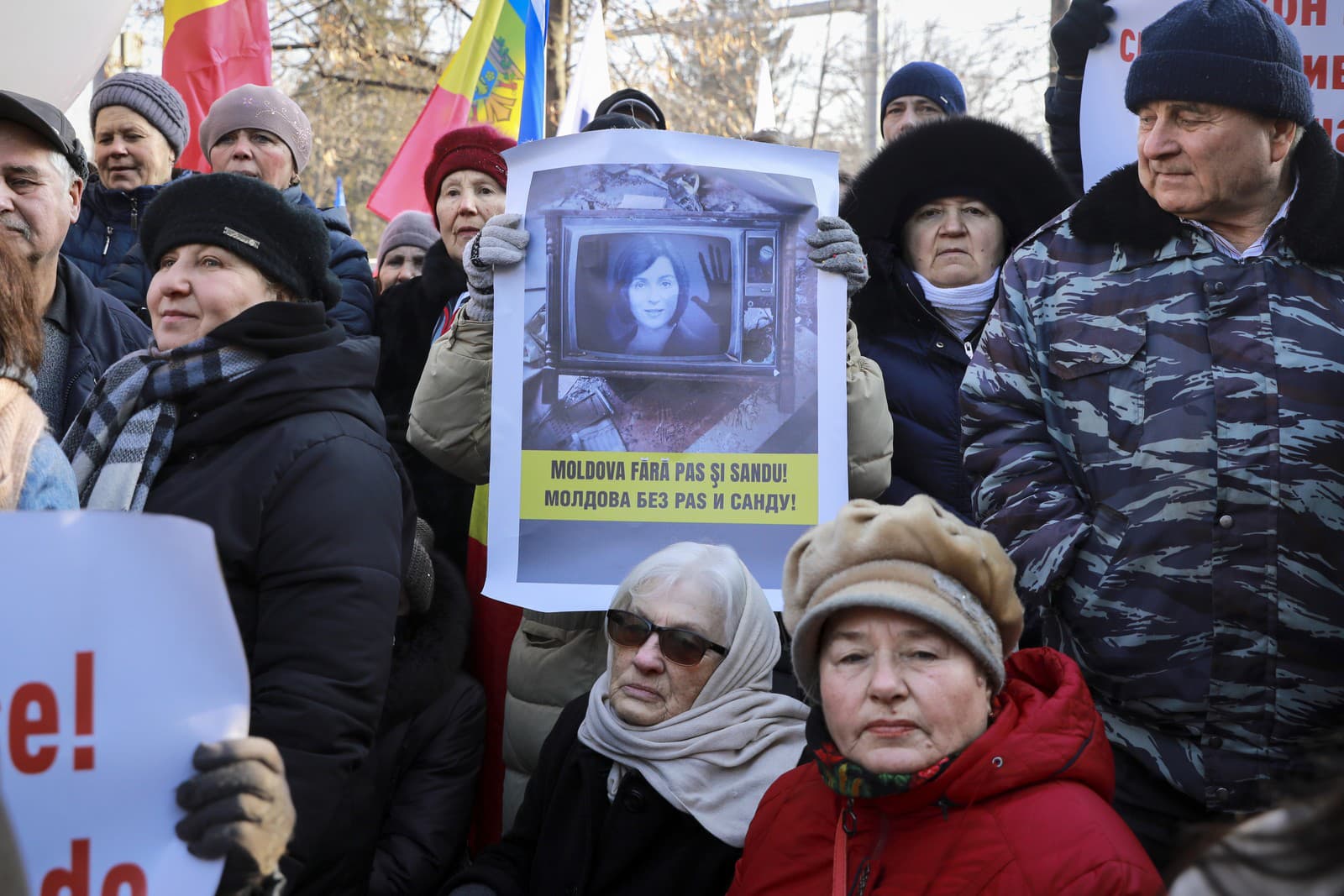 Priaznivci strany priateľskej k Rusku stoja pred budovou parlamentu počas protestu proti vládnej Strane akcie a solidarity (PAS)