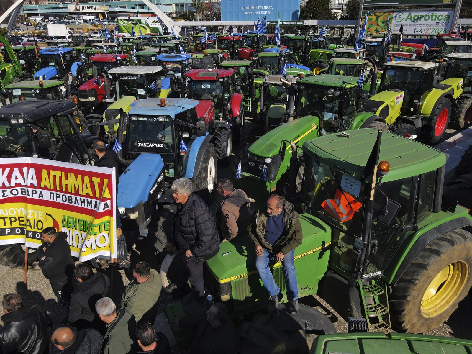 Protestujúci farmári so svojimi traktormi v Solúne