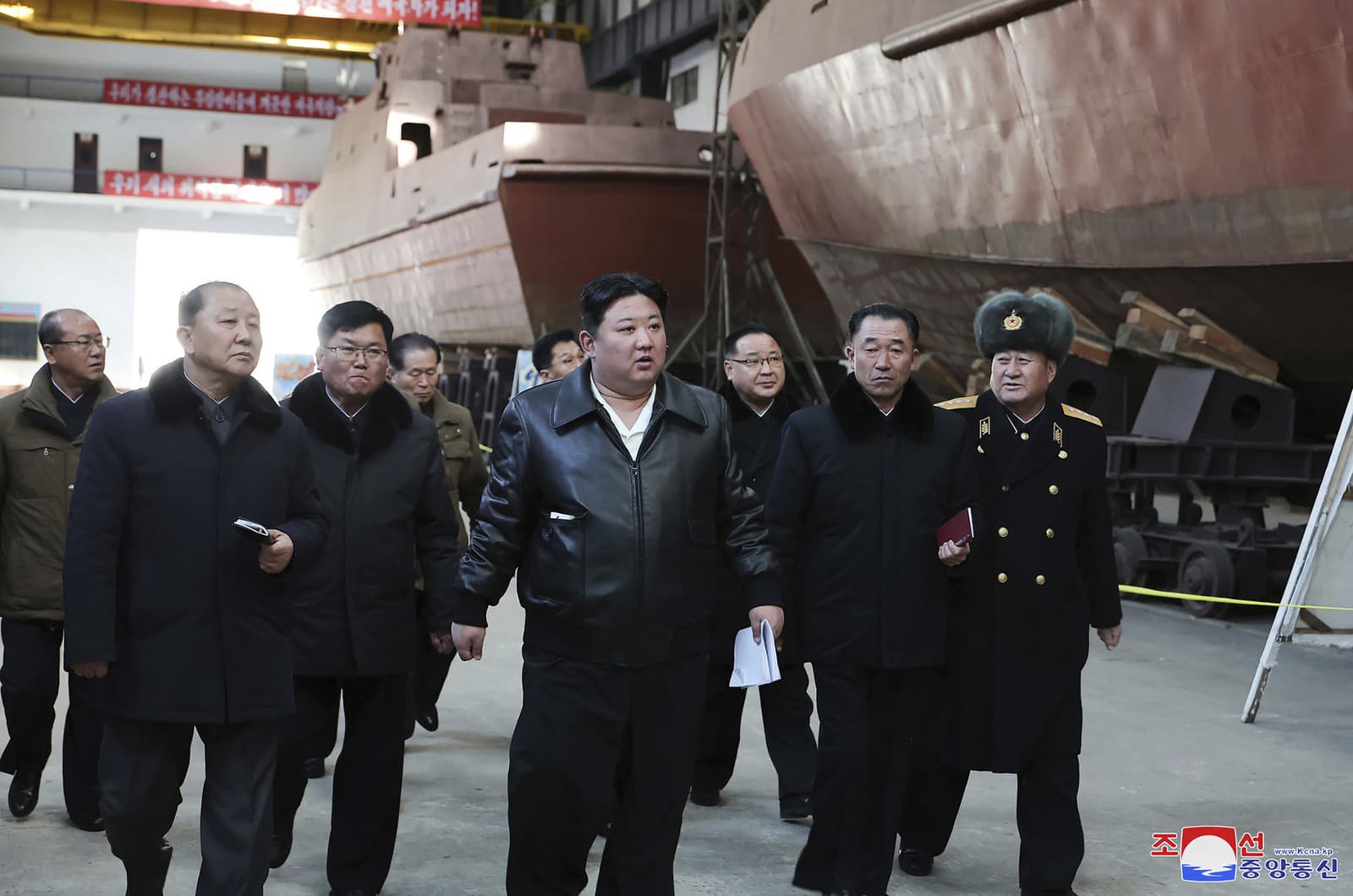 Severokórejský vodca Kim Čong-un navštevuje lodenicu v severokórejskom meste Nampho.