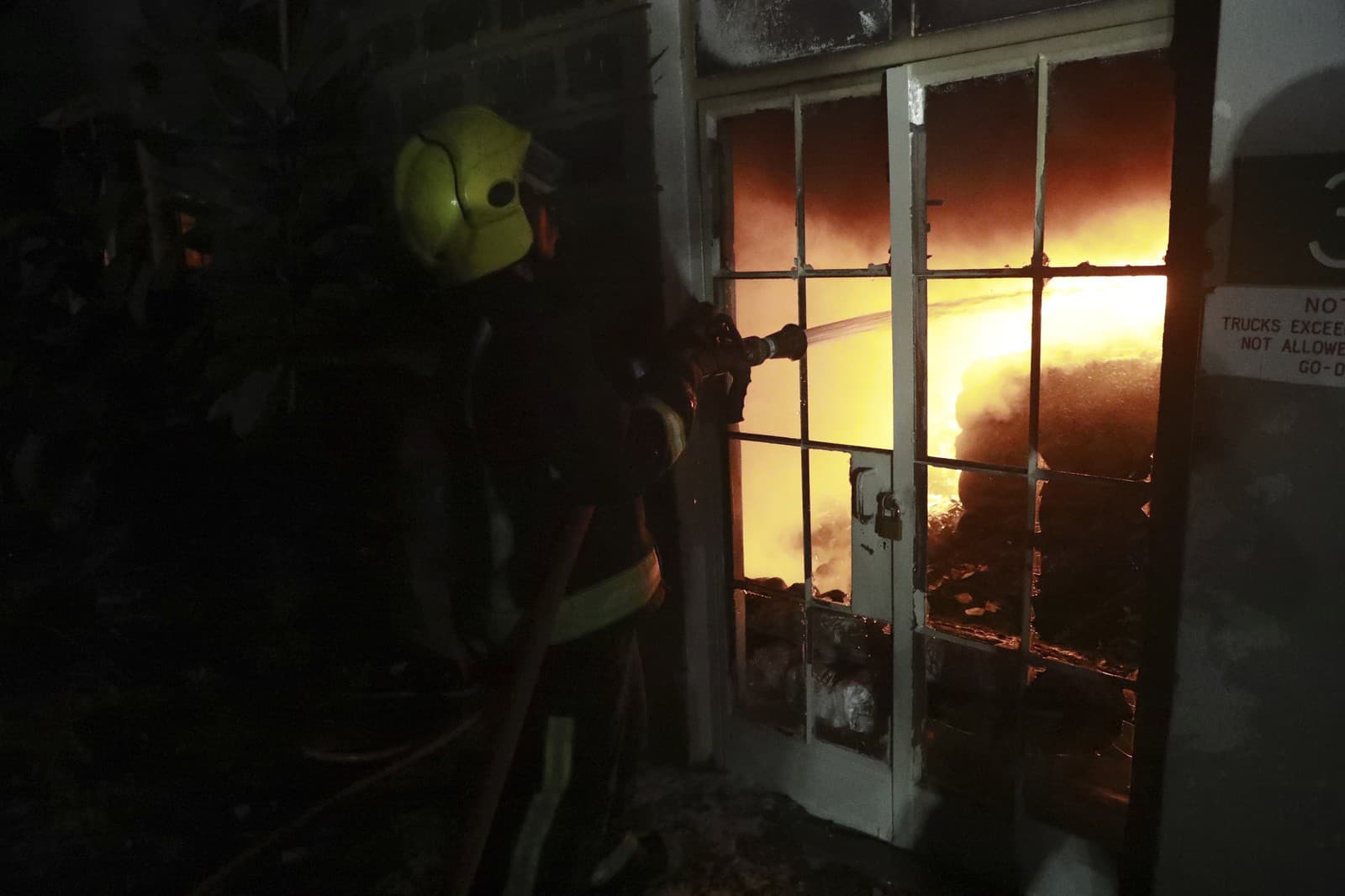 Hasiči hasia požiar spôsobený výbuchom v priemyselnej budove v Nairobi v Keni v piatok 2. februára 2024.